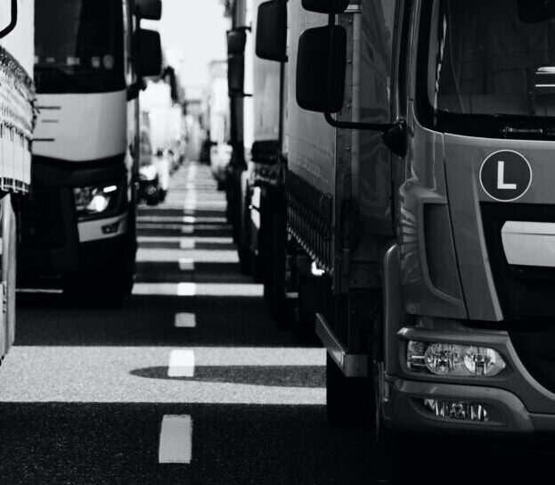 大型トラック運転席は地上から2メートル以上の高さ