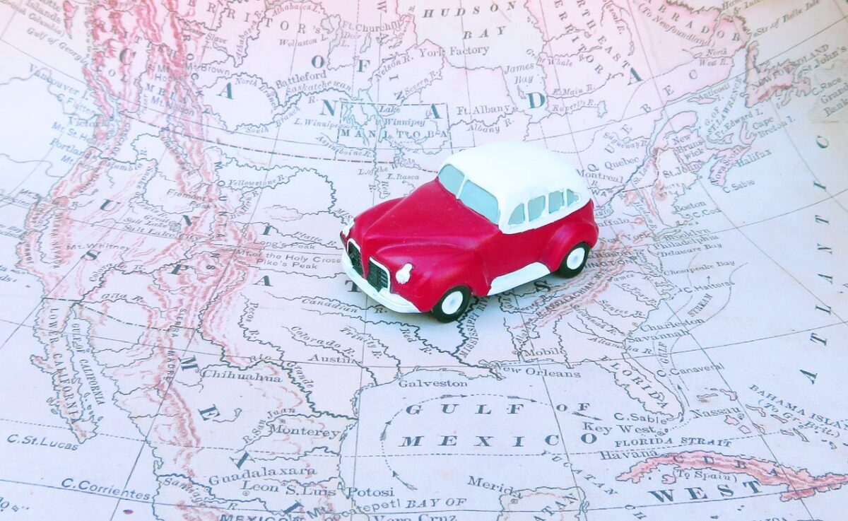地図の上に置いている車の模型